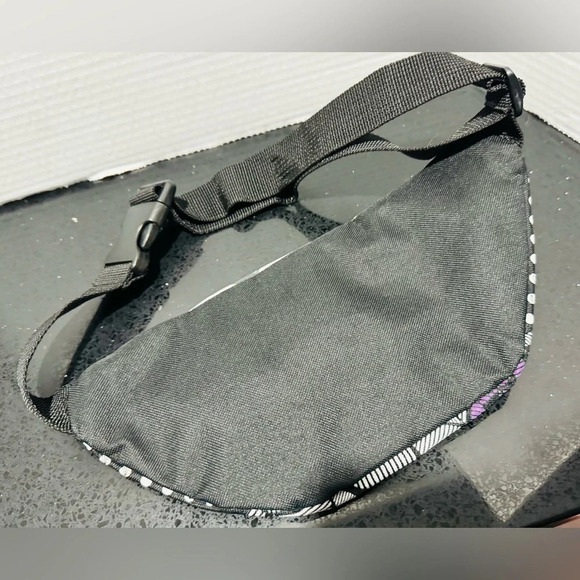 Roxy retro 90s geometric print black fanny pack belt bag travel pocket shoulder - Picture 5 of 5